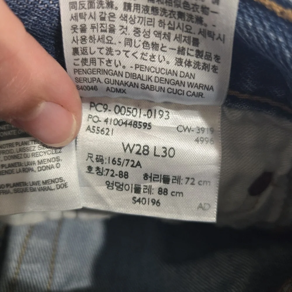 Levis excellent see